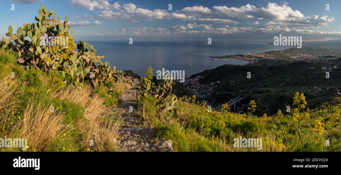 Taormina - El hermoso paisaje mediterráneo de Sicilia. Foto de stock