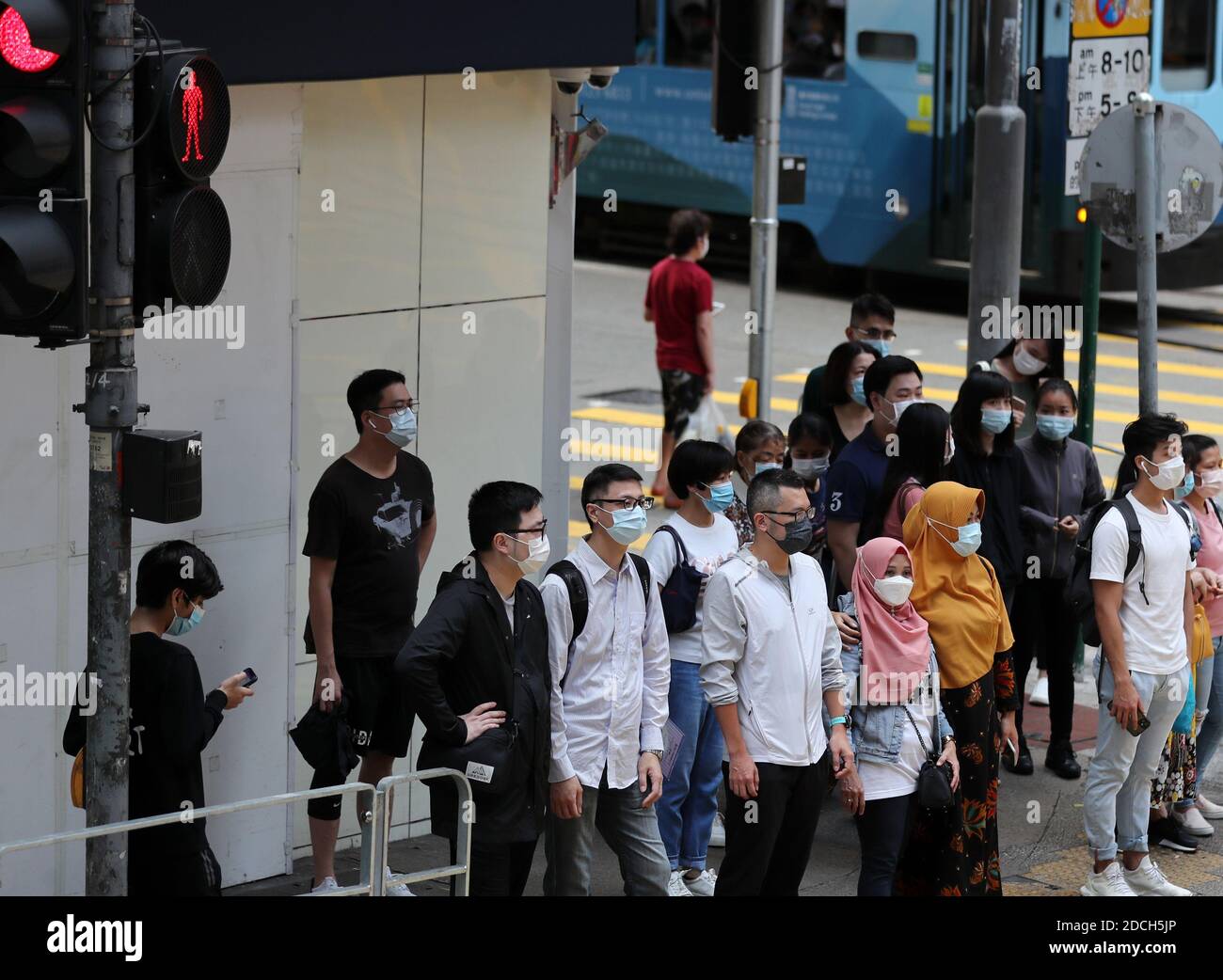 Hong Kong, China. 21 de noviembre de 2020. Los peatones que usan máscaras esperan para cruzar una calle en Hong Kong, sur de China, 21 de noviembre de 2020. PARA IR CON "las infecciones diarias de Hong Kong COVID-19 alcanzaron un máximo de 3 meses" crédito: Li Gang/Xinhua/Alamy Live News Foto de stock