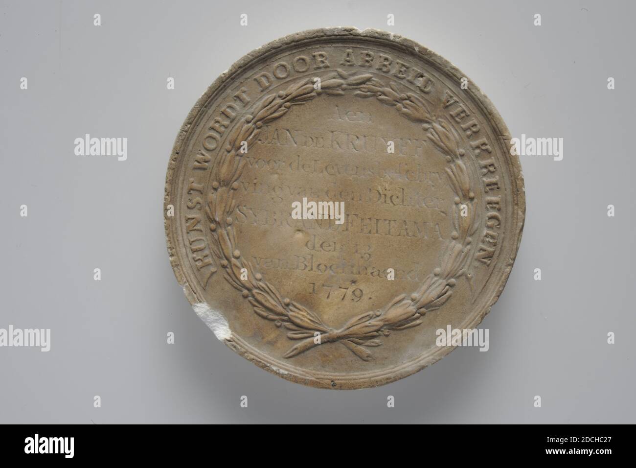 Anónimo, de 1779 años, reparto, yeso del reverso de una medalla de premio de la Academia en Leiden. Con una inscripción grabada dentro de una corona: AEN JAN DE KRUYFF para la biografía del poeta SYBRAND FEITEMA 13 de Bloemimaand 1779. En un título el texto: EL ARTE SE OBTIENE POR EL TRABAJO. La espalda está sin procesar, General: 4,7cm 47mm Foto de stock