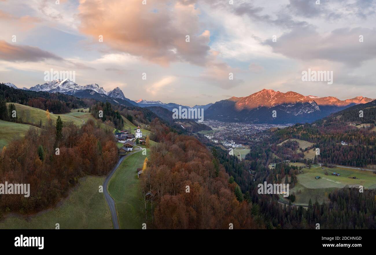 Iglesia de la montaña Wamberg cerca de Garmisch-Partenkirchen en el amanecer otoñal Foto de stock