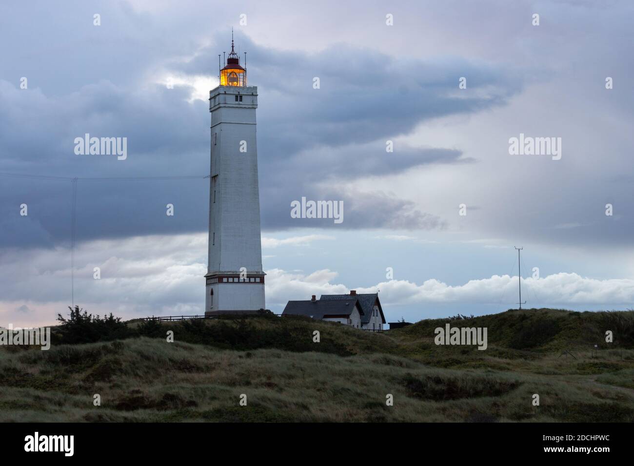 Espectacular cielo antes del amanecer en el faro de Blavand en Dinamarca Foto de stock