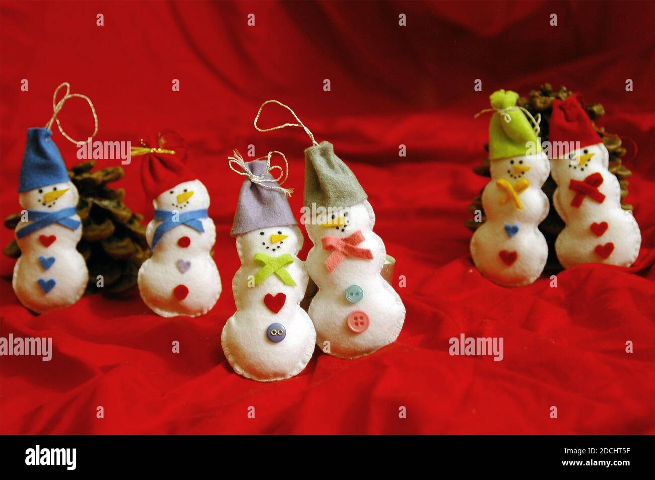 Fieltro Navidad muñecos de nieve cosida a mano decoraciones únicas  Fotografía de stock - Alamy