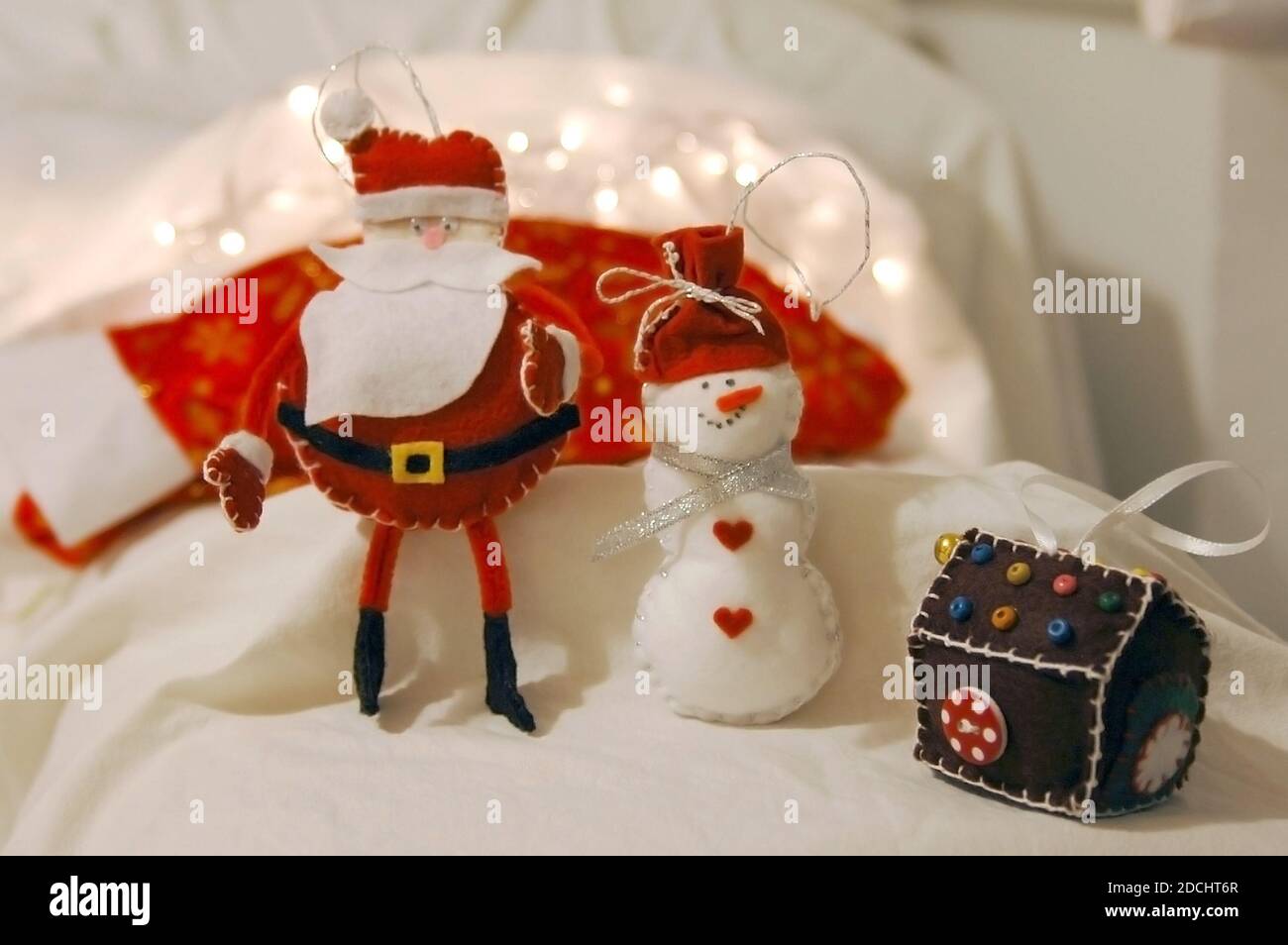Navidad de fieltro Santa Claus, muñeco de nieve y casa. Cosida a mano  decoraciones únicas Fotografía de stock - Alamy