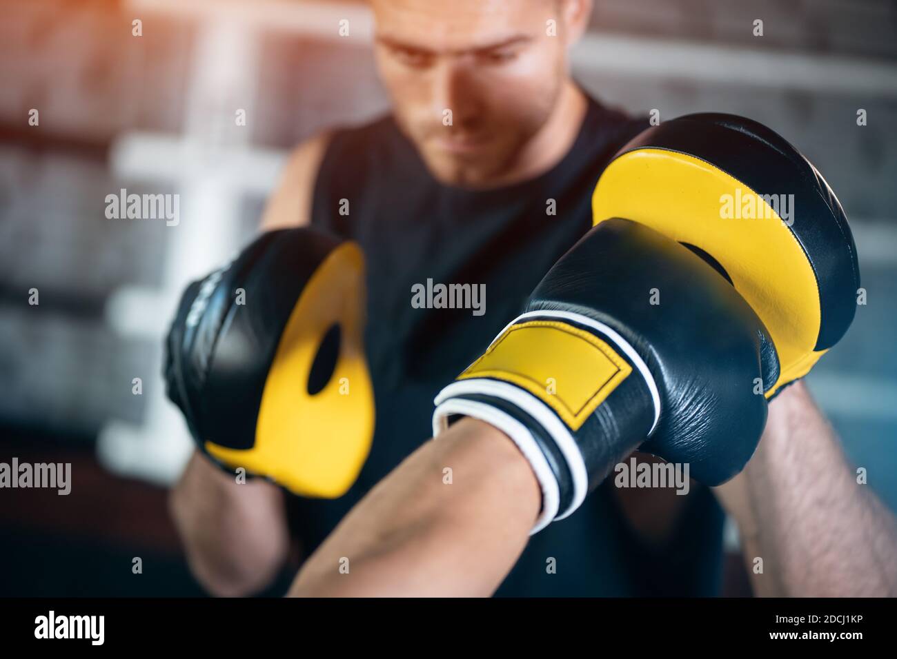 primer plano de boxeo de hombre o pelear en boxeo guantes en el anillo Foto de stock