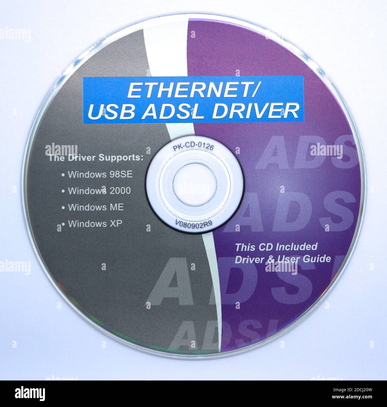 Foto de un controlador Ethernet/USB ADSL y guía del usuario en un cd para  Windows XP y versiones anteriores sobre un fondo blanco Fotografía de stock  - Alamy