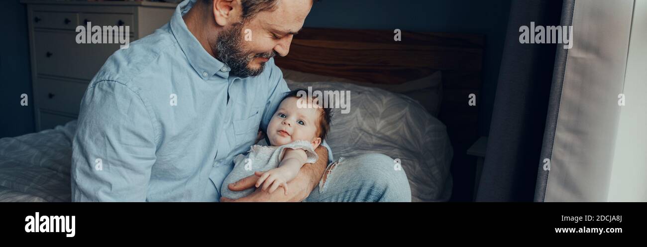 Padre Sosteniendo A Su Bebe Recien Nacido En Sus Brazos Fotos E Imagenes De Stock Alamy