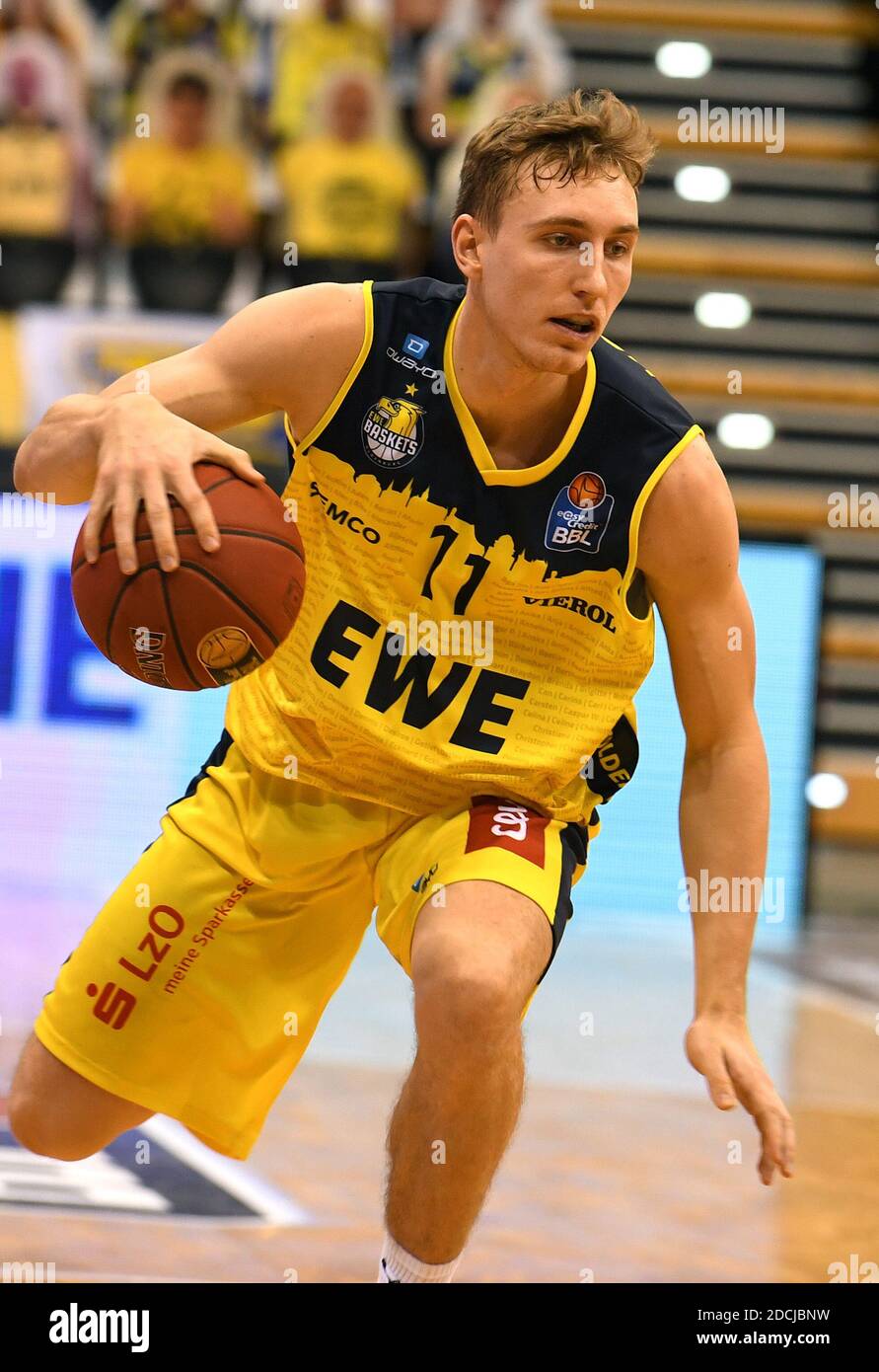 Oldenburg, Alemania. 21 de noviembre de 2020. Baloncesto: Bundesliga, EWE  Baskets Oldenburg - Fraport Frankfurt, ronda principal, 3er día de partido.  Oldenburgs Jacob Hollatz con pelota. Crédito: Carmen Jaspersen/dpa/Alamy  Live News Fotografía