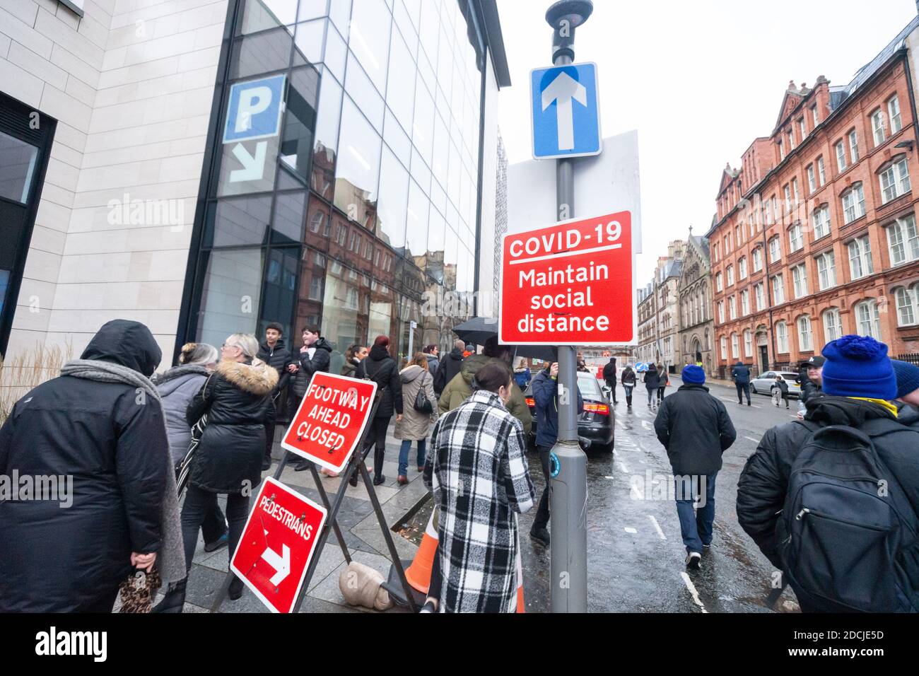 Crosmost St, Liverpool, 21 de noviembre de 2020: Señalización COVID-19 y multitudes de manifestantes marchando contra las restricciones de cierre en el Reino Unido Foto de stock