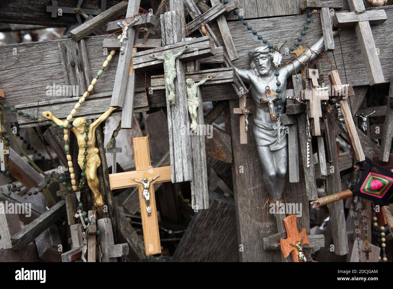 Figura de Jesucristo en el crucifijo decorado con pequeñas cruces de madera en la colina de cruces cerca de Šiauliai Lituania. El lugar de peregrinación lituano más importante encuentra a