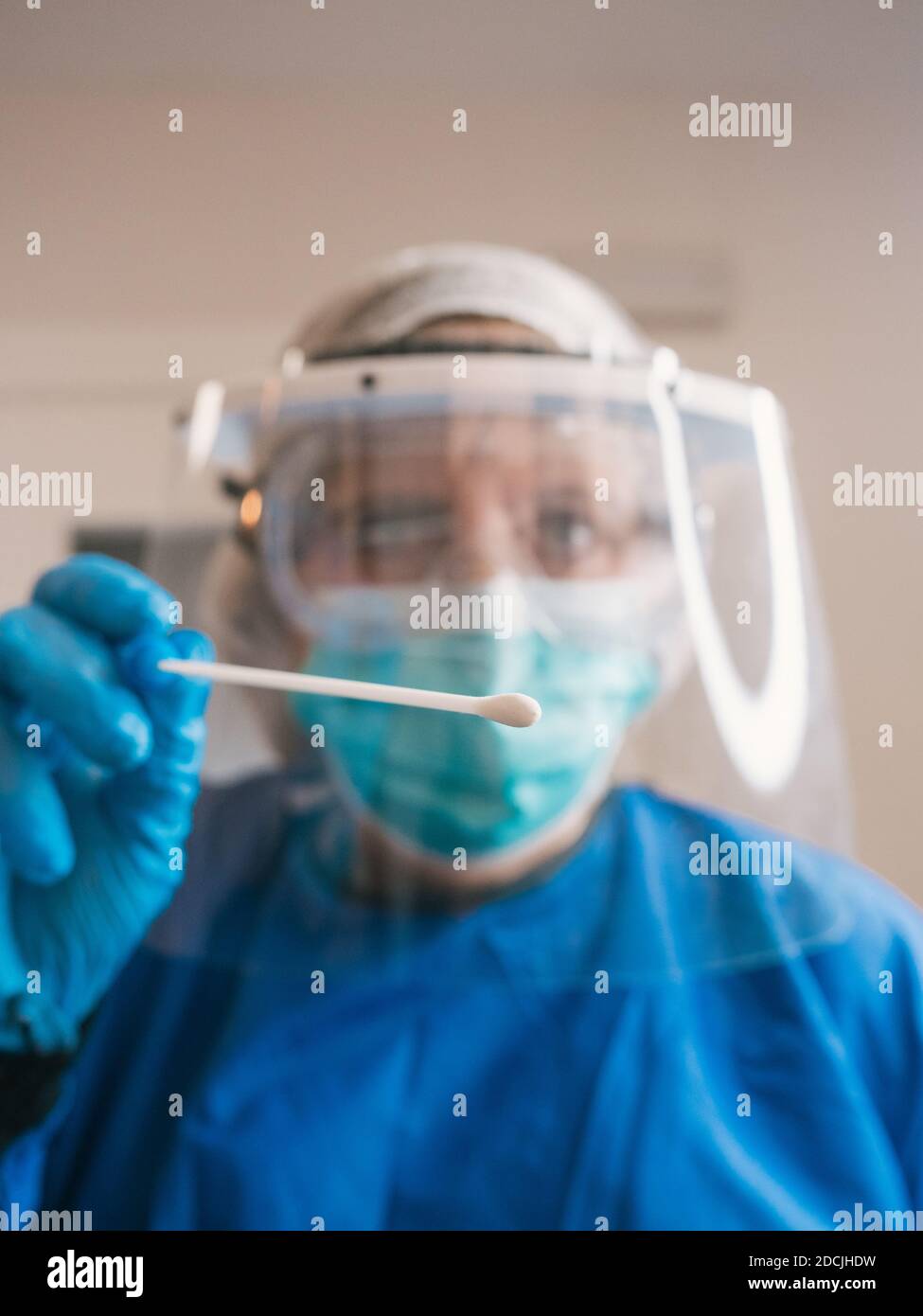 Retrato mujer profesional de la salud con protección contra el covid 19 con mascarilla, tapa de pelo y gafas haciendo la prueba pcr Foto de stock