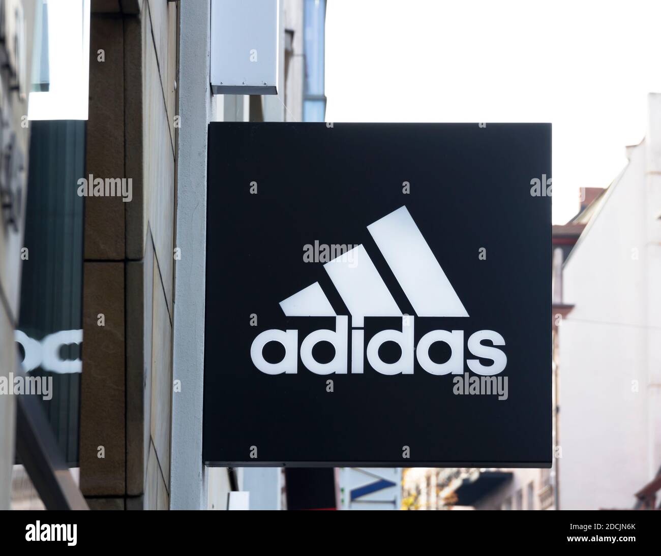Logotipo de adidas en una pared. Adidas es una multinacional alemana que  fabrica calzado deportivo, ropa Fotografía de stock - Alamy