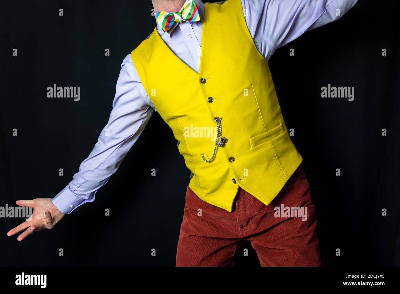 Retrato del hombre en un chaleco amarillo brillante en una postura dramática Foto de stock