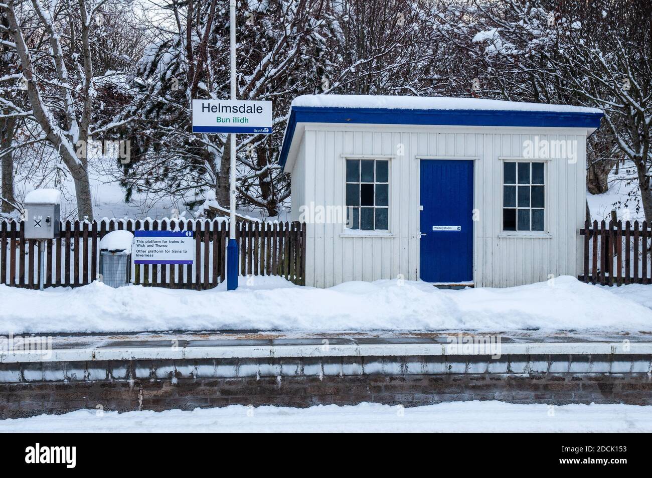 La nieve cubre las plataformas y la sala de espera de la estación de Helmsdale en la línea del extremo Norte en las tierras altas de Escocia. Foto de stock