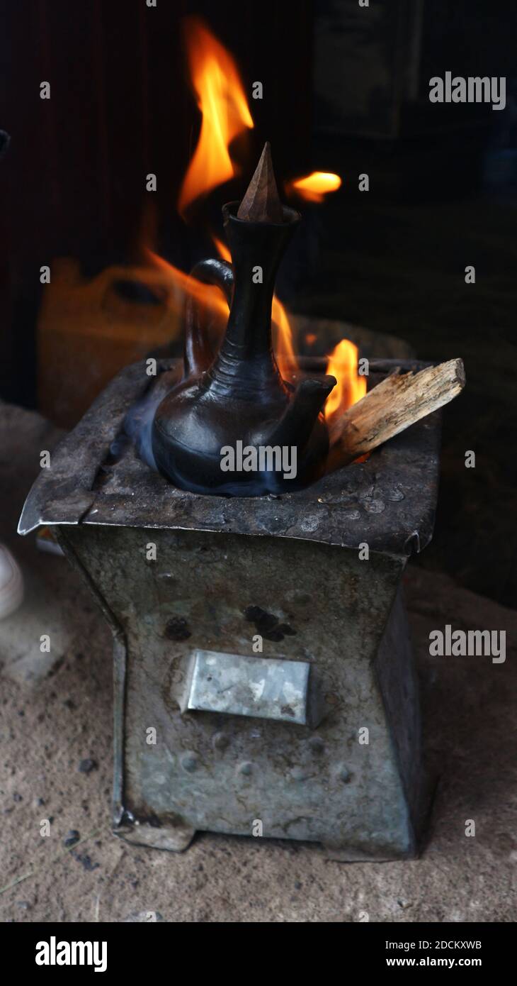 https://c8.alamy.com/compes/2dckxwb/cafe-tradicional-etiope-que-se-prepara-a-fuego-abierto-2dckxwb.jpg