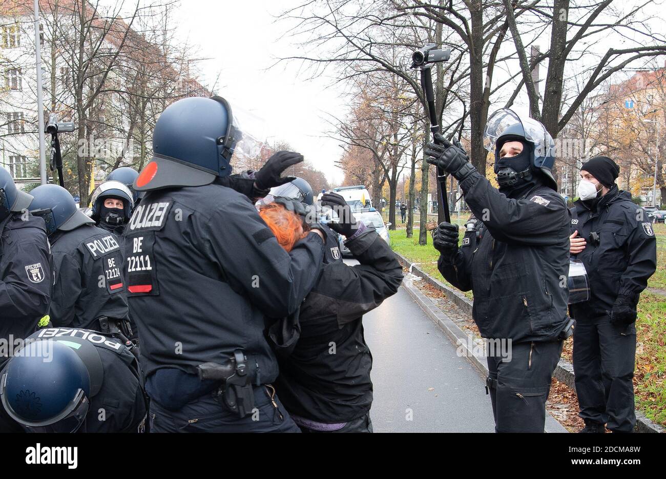 Berlín, Alemania. 22 de noviembre de 2020. Los policías rompen un bloqueo de manifestantes protestando contra la marcha de protesta contra la política de Corona, conocida como la "marcha silenciosa", que se está llevando a cabo en Bornholmer Strasse. Crédito: Paul Zinken/dpa/Alamy Live News Foto de stock