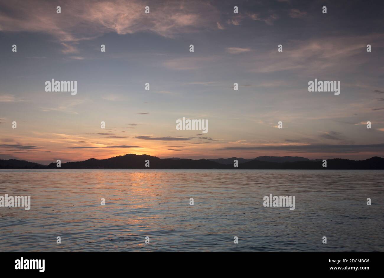 El amanecer de un nuevo día en la isla Rebak Langkawi. Foto de stock