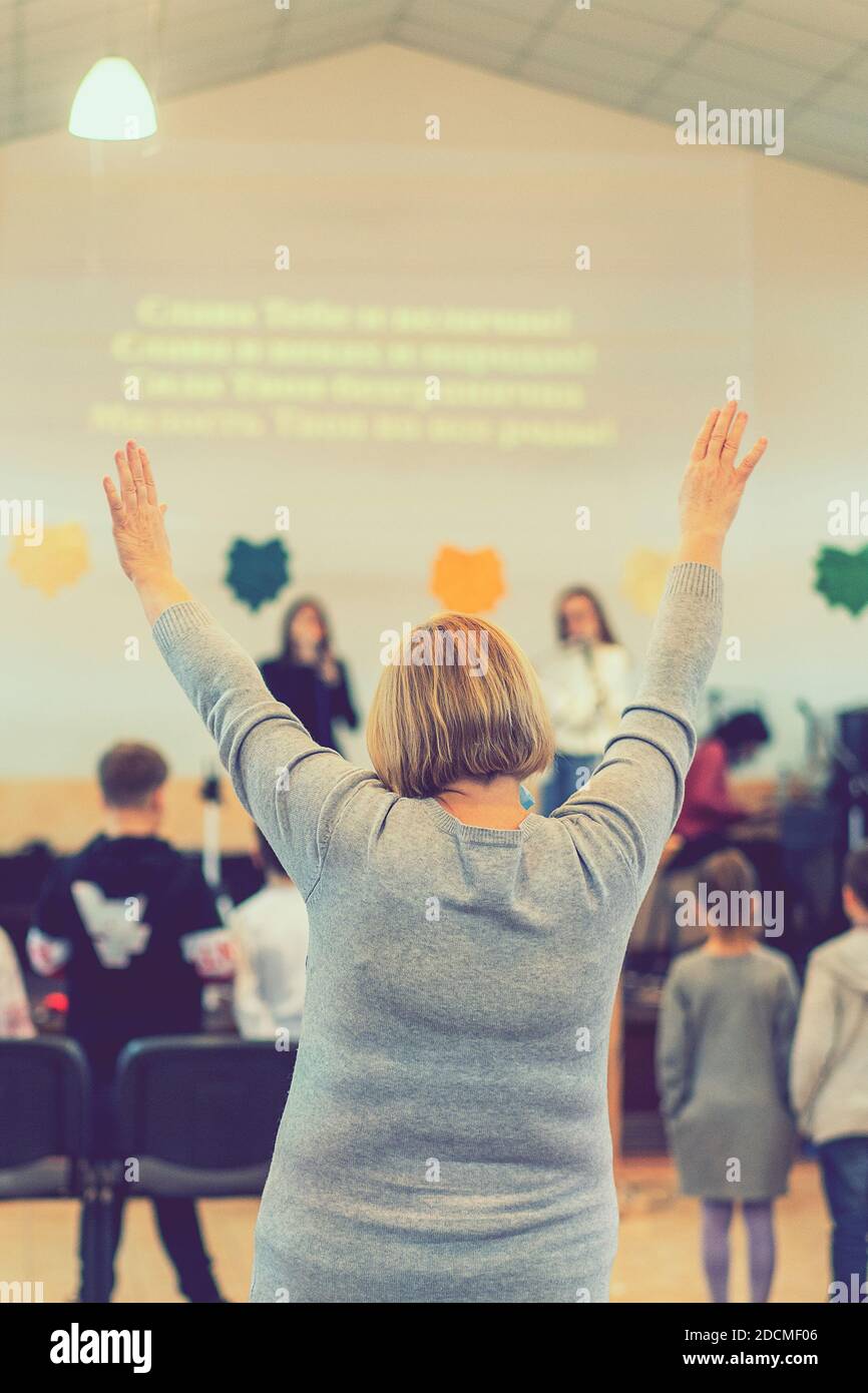 Gente orando en una iglesia. Enfoque suave del grupo de personas cristianas levanta las manos adorando a Dios Jesucristo juntos en la iglesia Fotografía de stock - Alamy Gente orando en una iglesia. Enfoque suave del grupo de personas cristianas levanta las manos adorando a Dios Jesucristo juntos en la iglesia Fotografía de stock - Alamy