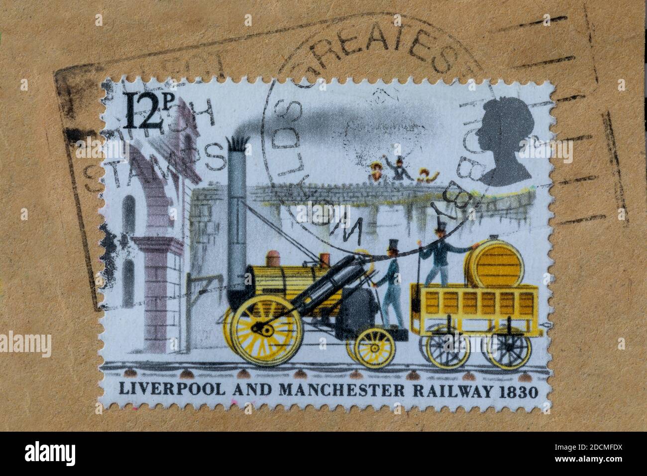 British vintage cancelado sello postal mostrando Stephenson's Rocket de 1980. En el papel con el sello postal completo diciendo el hobby más grande del mundo. Foto de stock