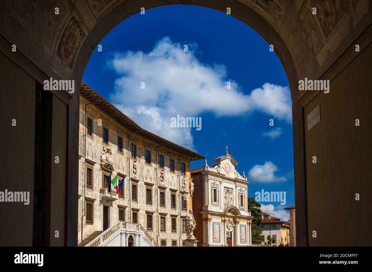 Plaza de los Caballeros en Pisa, el segundo lugar más importante de la ciudad y una joya del Renacimiento italiano, visto a través del Arco dei Gualandi (Gualandi GA Foto de stock