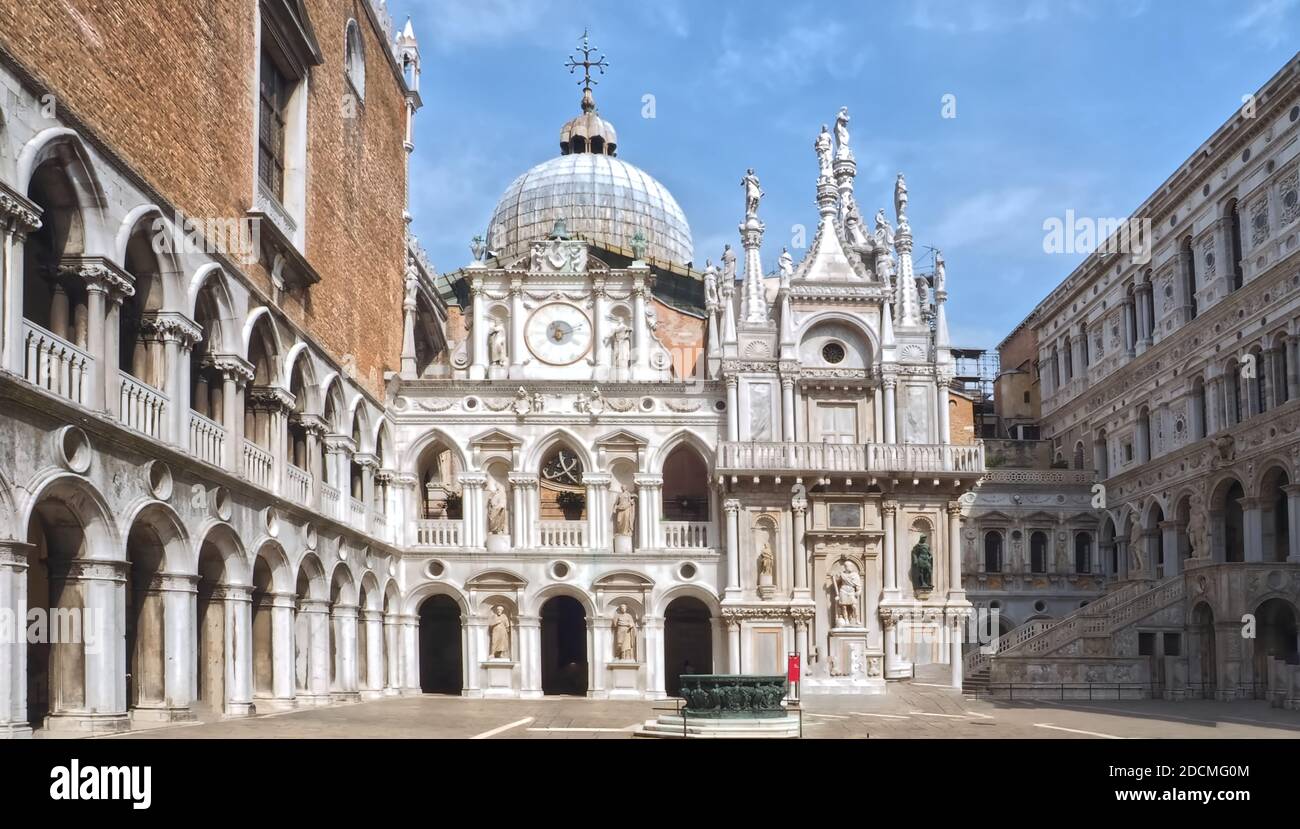 Dentro del famoso palacio de Doge en Venecia-hermosa arquitectura en el patio Foto de stock