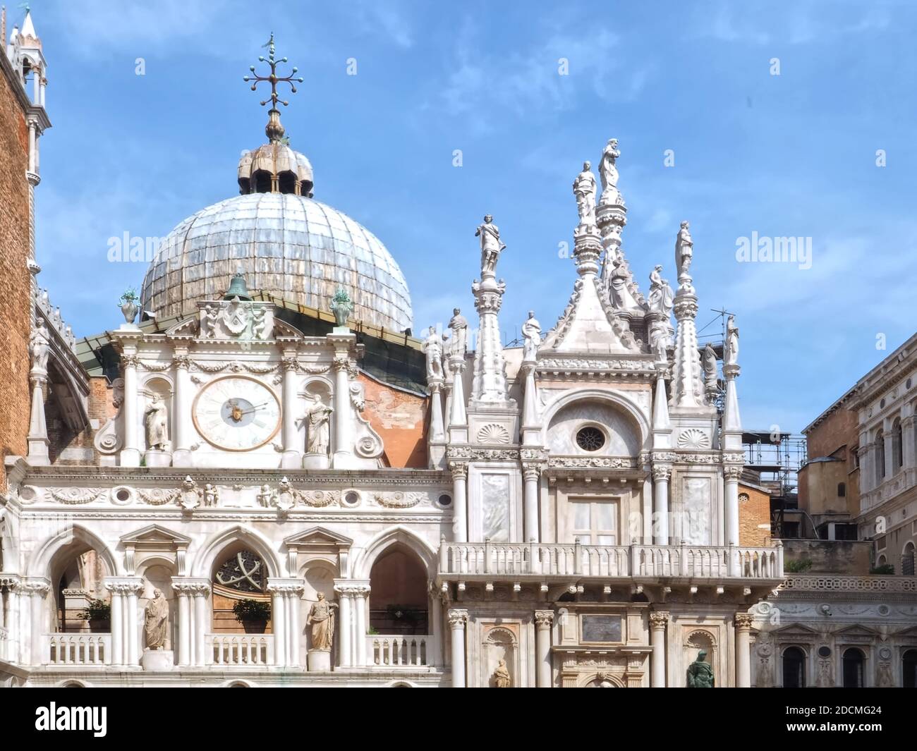 Dentro del famoso palacio de Doge en Venecia-hermosa arquitectura en el patio Foto de stock