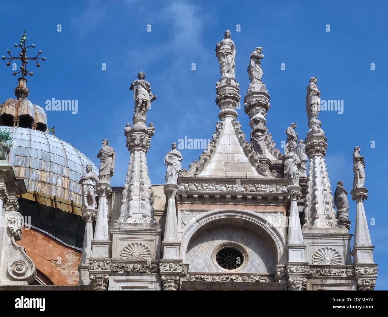 Dentro del famoso palacio de Doge en Venecia-hermosa arquitectura en el patio Foto de stock