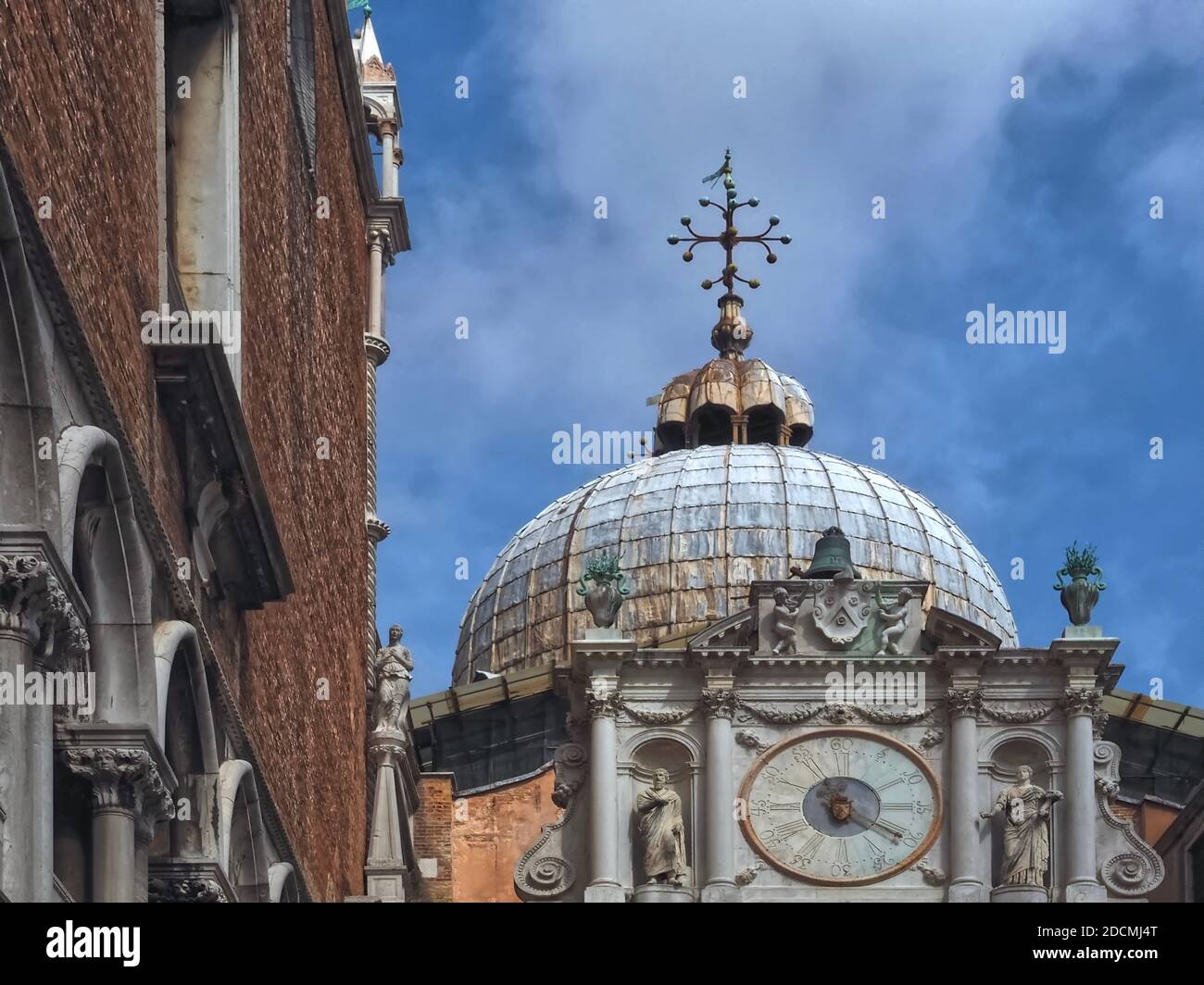 Dentro del famoso palacio de Doge en Venecia-hermosa arquitectura en el patio Foto de stock