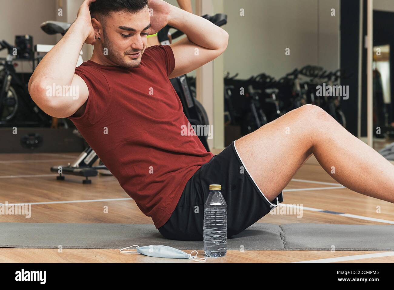 el hombre feliz se sienta en el gimnasio Foto de stock