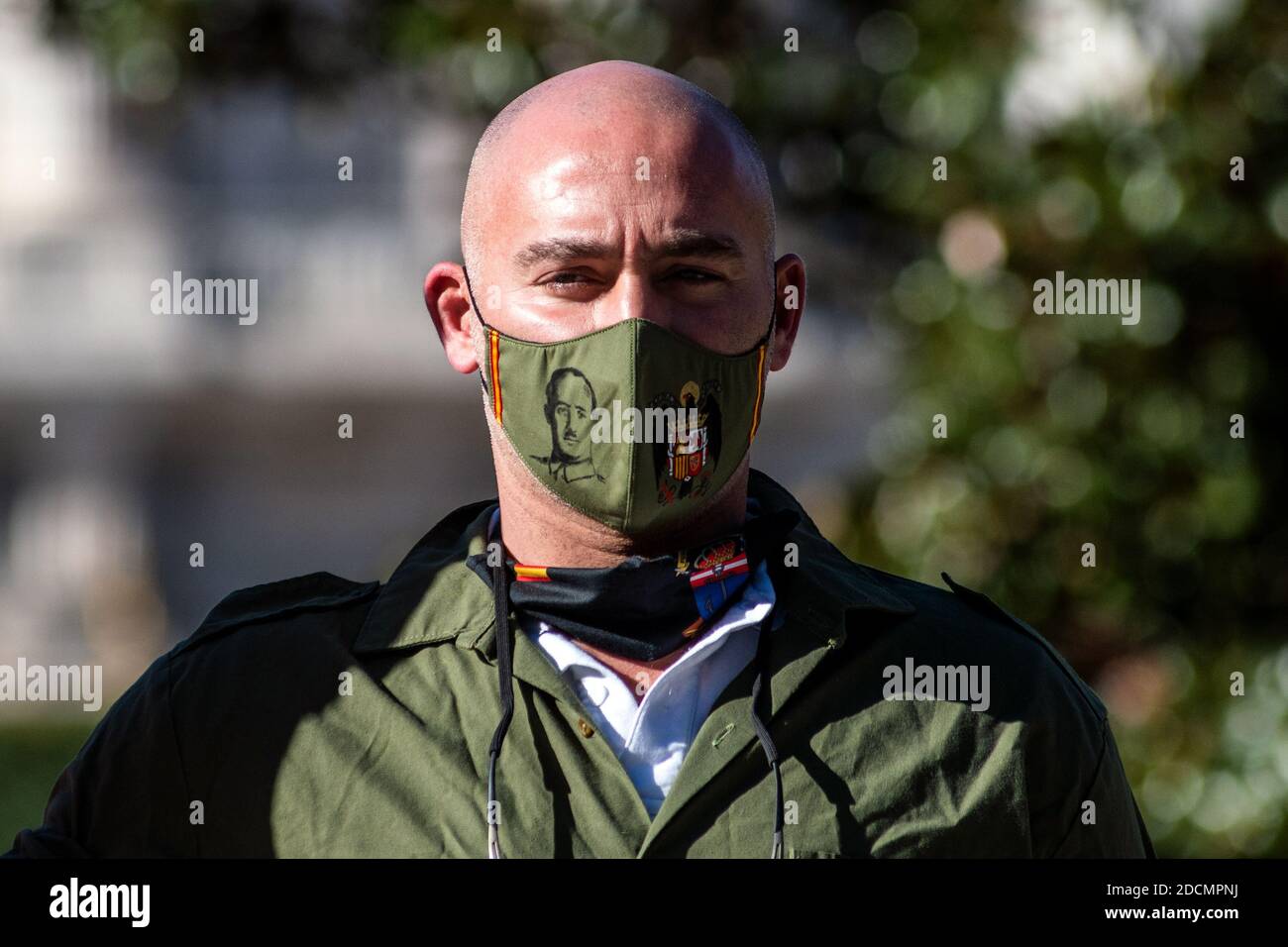 Madrid, España. 22 de noviembre de 2020. Un defensor de la extrema derecha  de Franco con una máscara con una imagen del dictador durante una  manifestación conmemorativa del 45º aniversario de la