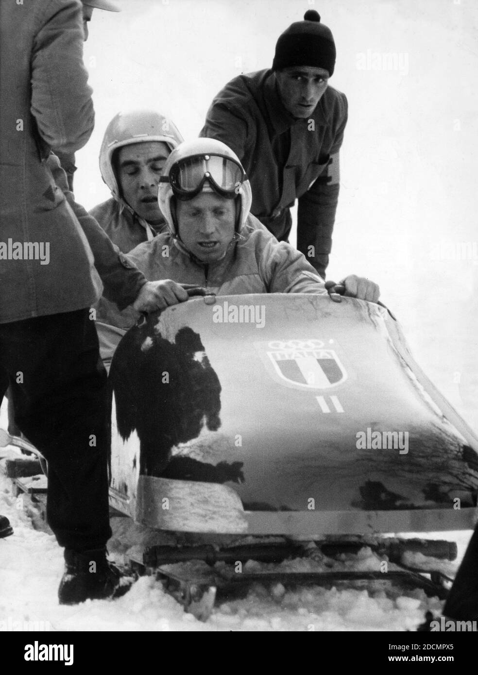 Olimpiadas de Invierno de 1956. Concurso de dos hombres de bobsleigh. En la foto Eugenio Monti Olimpiadas de Invierno de 1956. Concurso de dos hombres de bobsleigh. En la foto Eugenio Monti