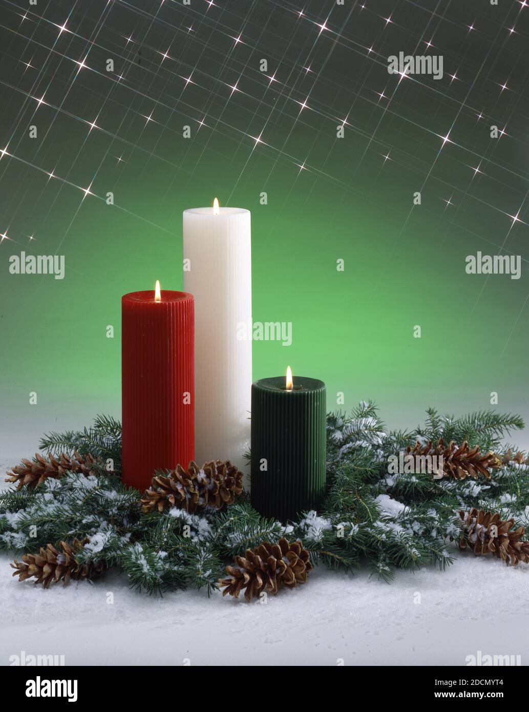 Grupo de Navidad de tres velas, rojo, blanco, verde en verde Fotografía de  stock - Alamy