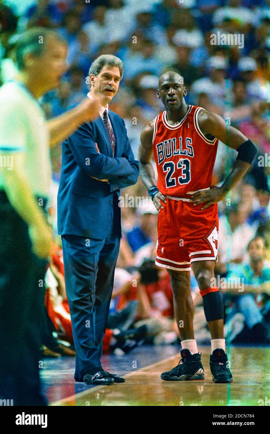 Michael Jordan con el entrenador Phil Jackson durante el juego 2 de las  finales de la NBA de 1993 Fotografía de stock - Alamy