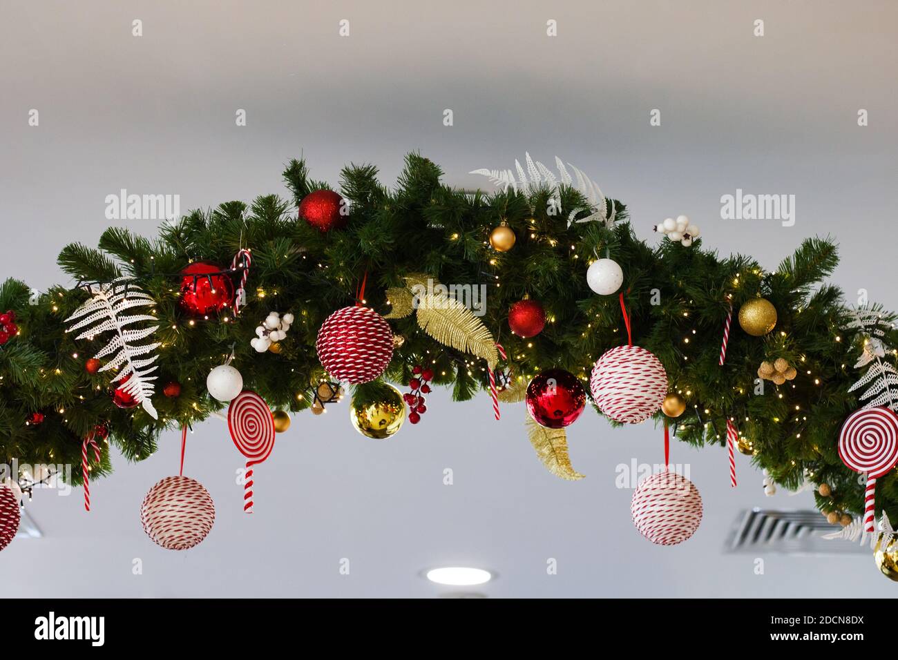 Adornos navideños en el techo con bolas y ramas de abeto Fotografía de  stock - Alamy
