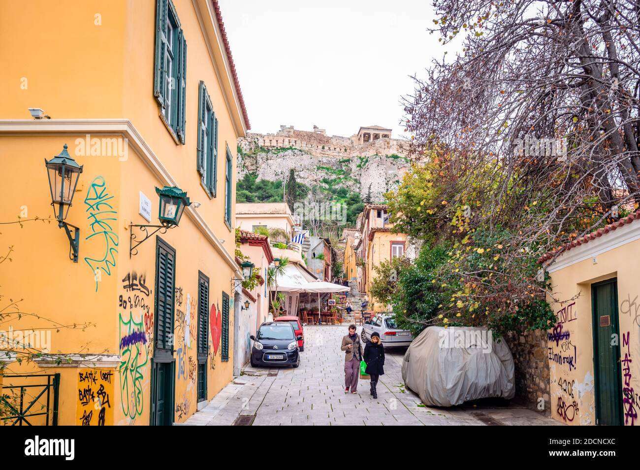 Atenas Grecia 1 De Febrero De 2014 Vista De Plaka El Antiguo Barrio Histórico Agrupado Alrededor De Las Laderas De La Acrópolis Con Laberintos Adoquines Fotografía De Stock Alamy