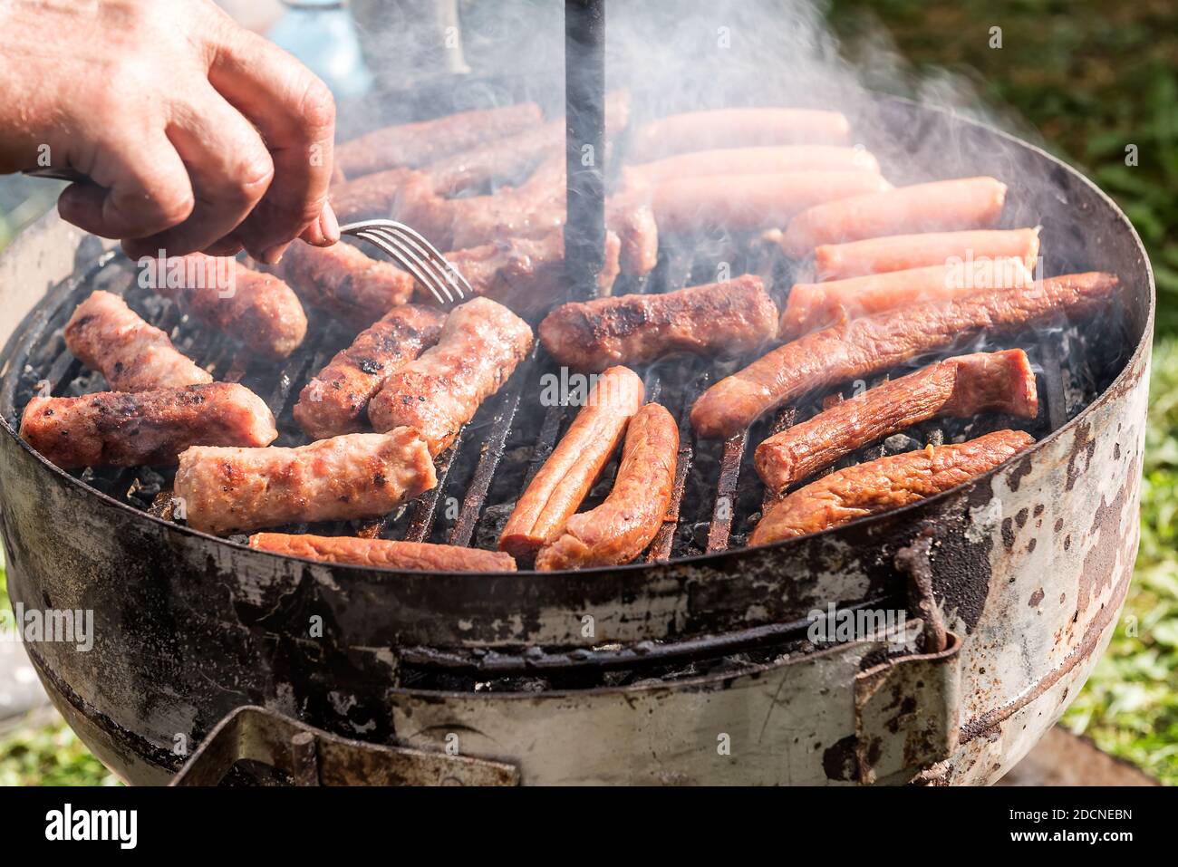 Parrilla De Hervidor En El Balcón Foto editorial - Imagen de cena,  revuelto: 189463886