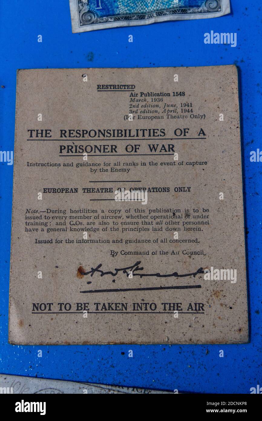 Los pilotos de la RAF "responsabilidades de un prisionero de guerra" libran de la Segunda Guerra Mundial, Lincolnshire Aviation Heritage Museum, East Kirkby, Spilsby, Lincs, Reino Unido. Foto de stock
