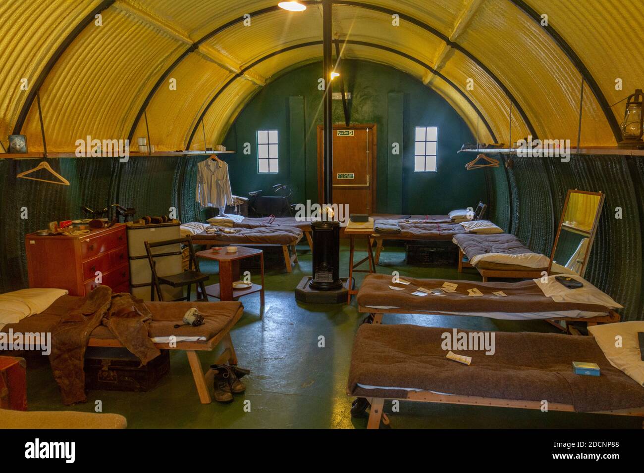 Vea el interior de una barraca recreada de la tripulación de la Segunda Guerra Mundial, el Museo del Patrimonio de la Aviación de Lincolnshire, Kirkby del este, Spilsby, Lincs, Reino Unido. Foto de stock