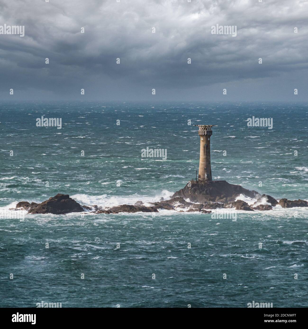 Un tiro panorámico de Lands End Lighthouse en Oct durante los mares ásperos. Foto de stock