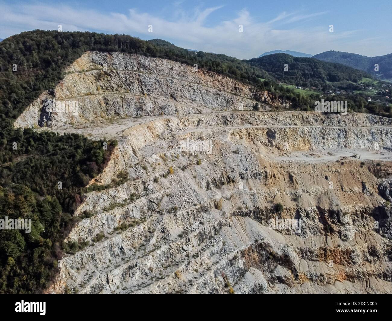 Vista aérea de drones en la cantera entre las montañas Foto de stock