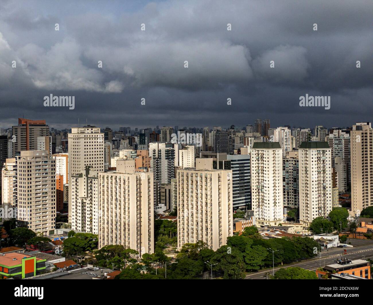 La lluvia está llegando pronto. Ciudad de Sao Paulo, Brasil. Foto de stock