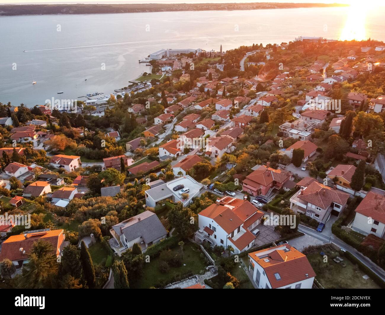 vista aérea de drones pueblo en la costa con tejados rojos Foto de stock