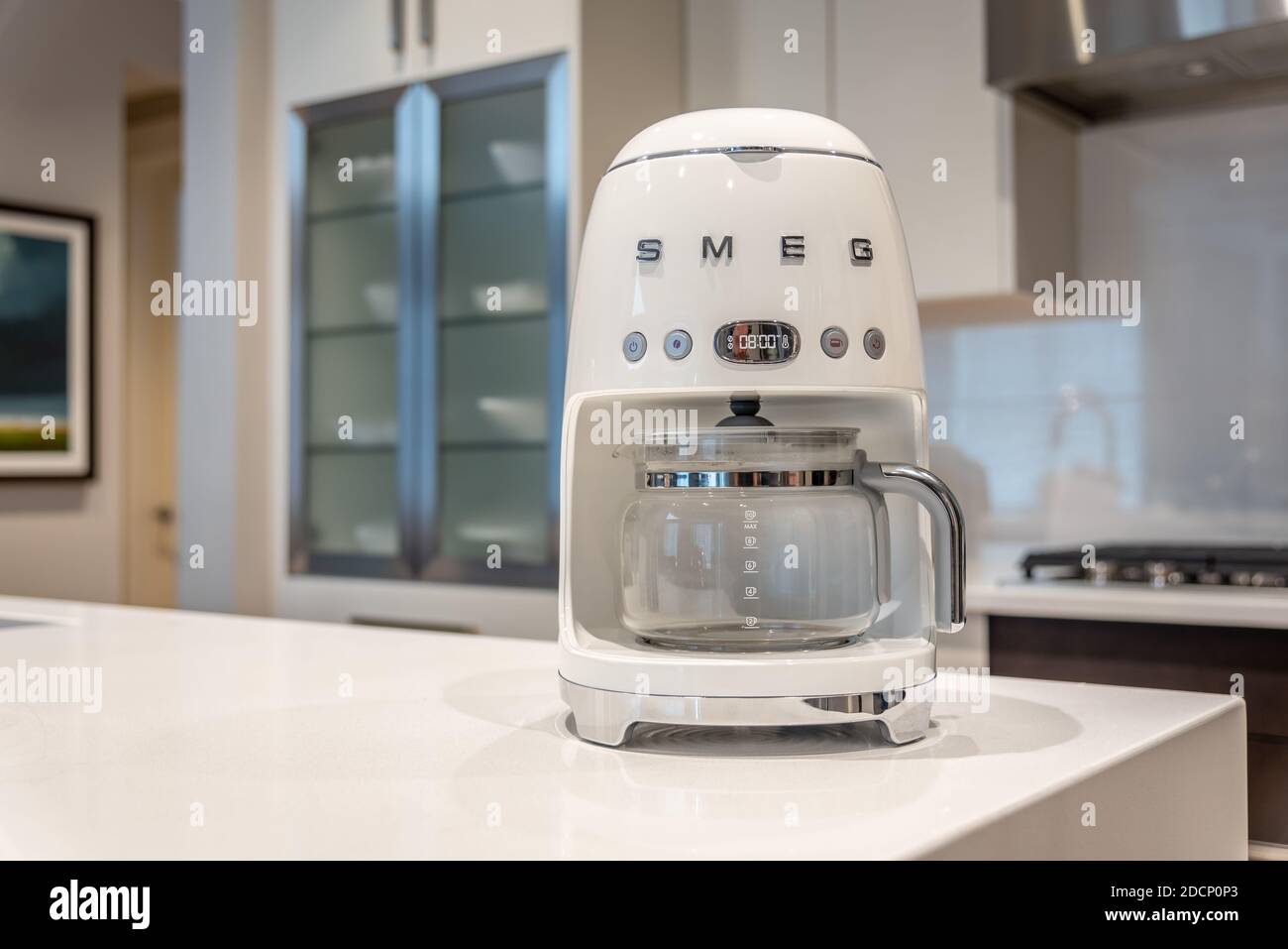 Cafetera SMEG en una cocina moderna Fotografía de stock - Alamy