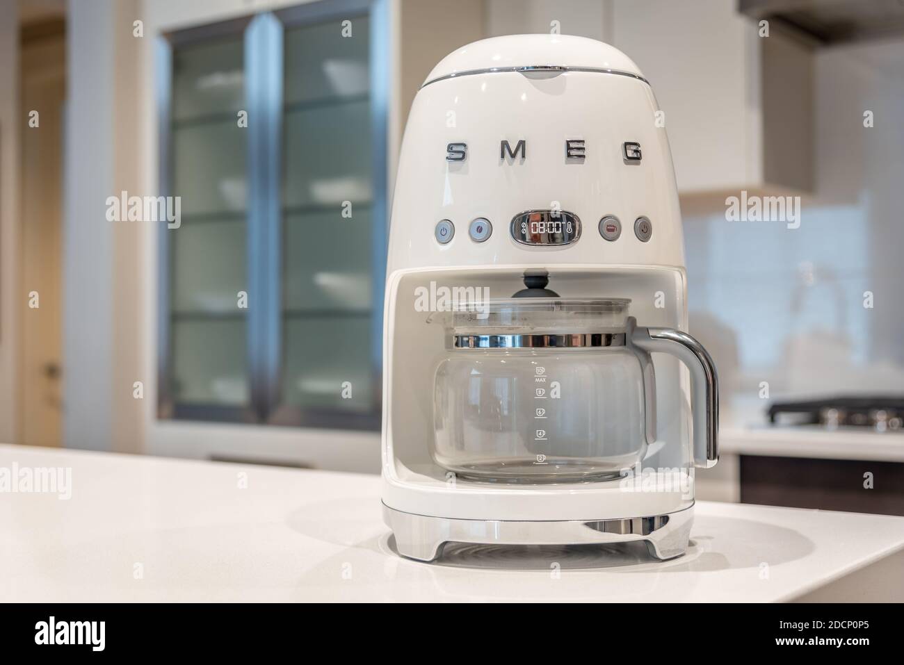 Smeg ECF01CREU - Cafetera Línea años 50 Thermoblock Capacidad 1l Color  crema - Lacasadelelectrodomestico.com