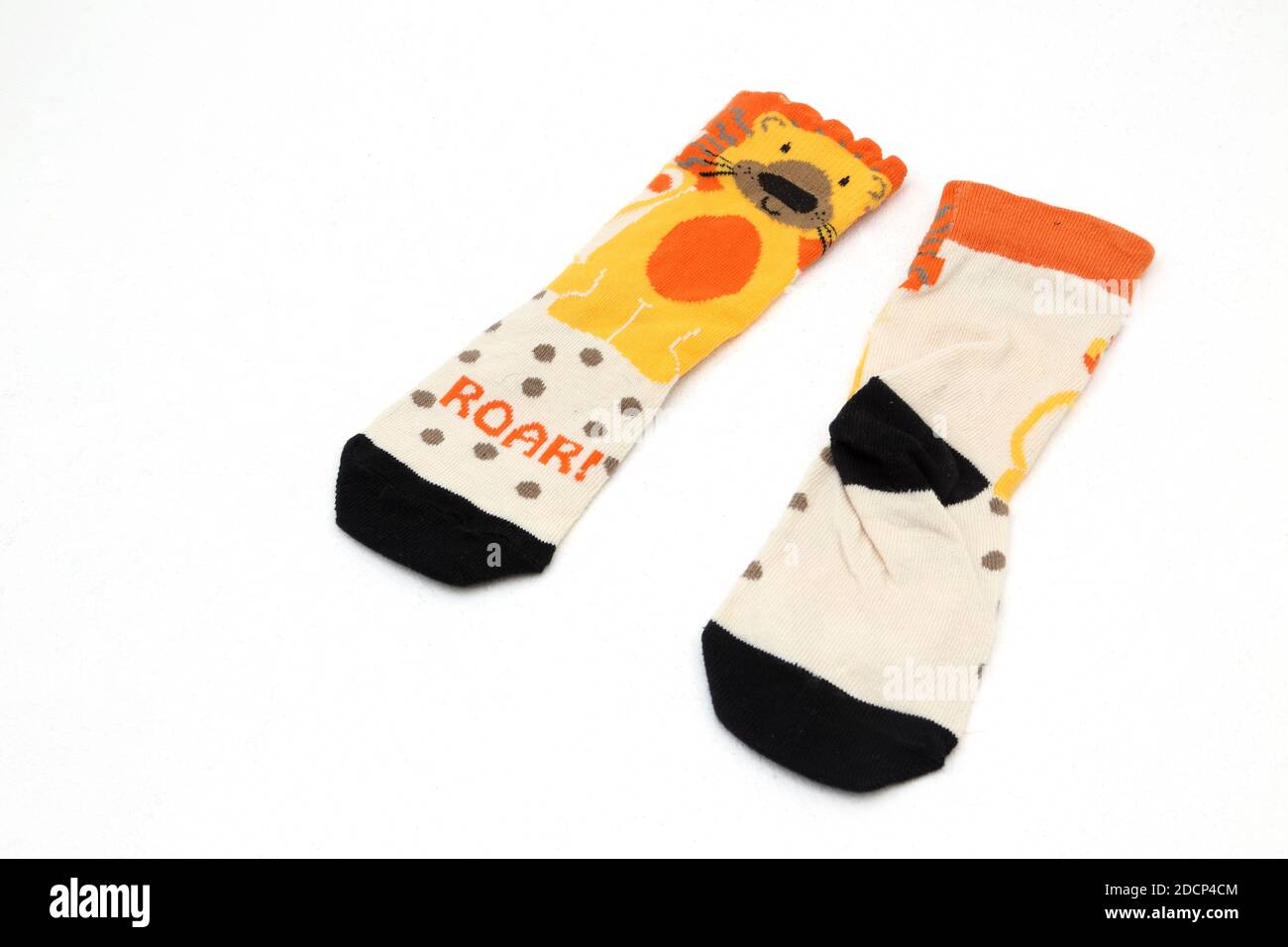 Un par de calcetines para niños con diseño de león Foto de stock
