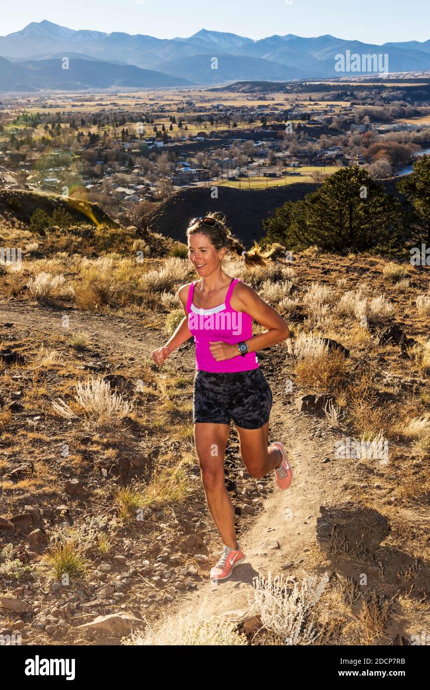 Mujer atractiva que corre por senderos de montaña; salida; Colorado; EE.UU Foto de stock