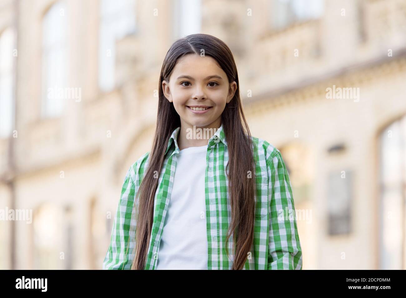 Me encanta cambiar de estilo. Aspecto de moda de niño feliz al aire libre.  Un poco de moda en ropa informal. Tendencias de la ropa. Ropa de moda. Ropa  elegante para niños.