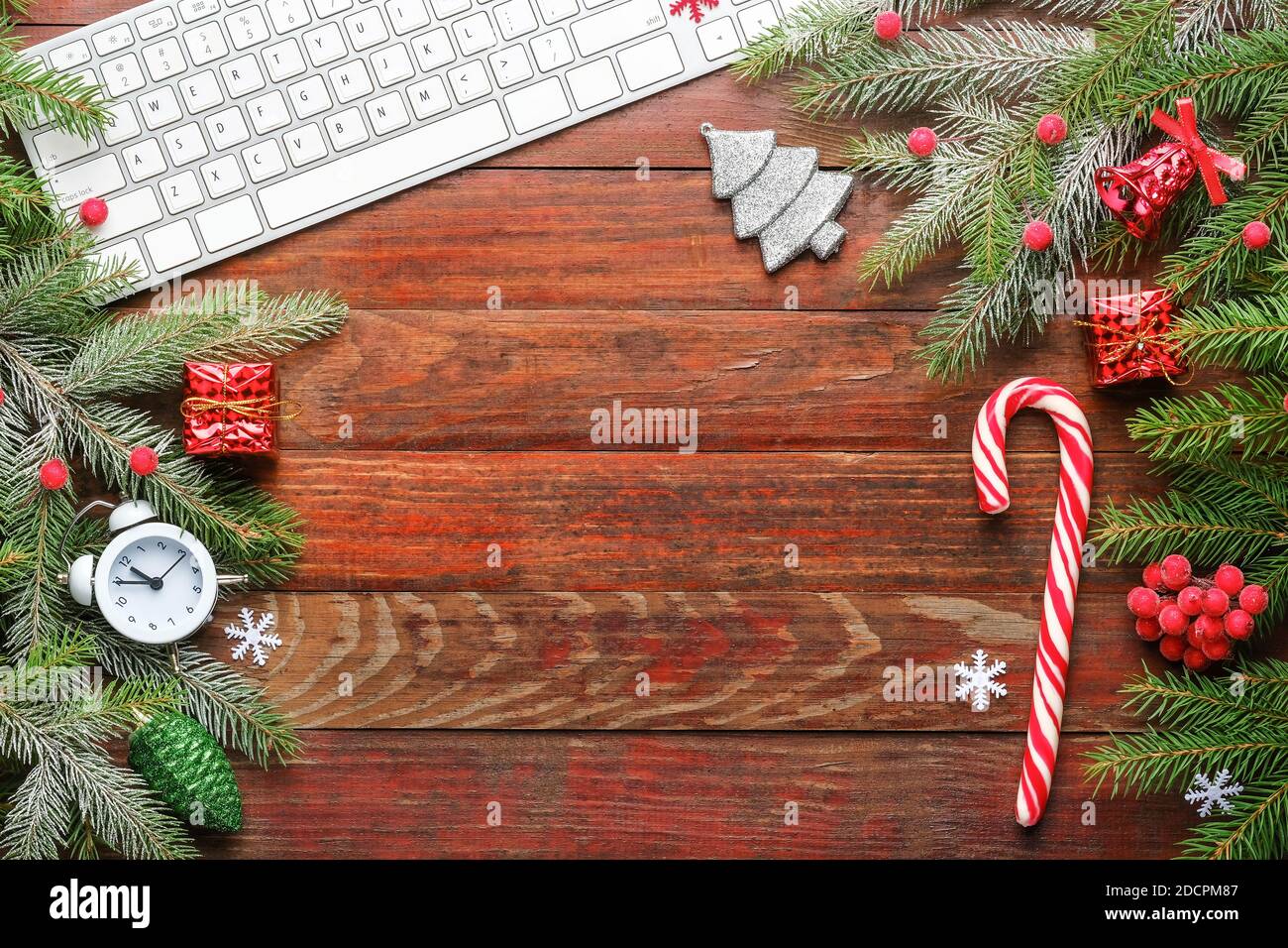 Fondo de Navidad con ramas de abeto, teclado, juguetes en la vieja tabla de  madera Fotografía de stock - Alamy