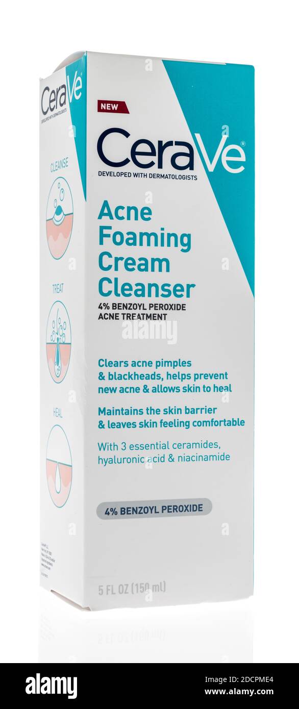 Winneconne, WI-9 de noviembre de 2020: Un paquete de Cerve acné espumante crema de limpieza en un fondo aislado. Foto de stock