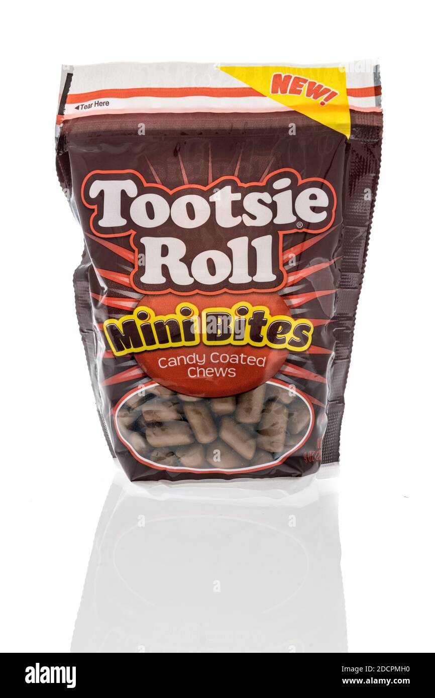 Winneconne, WI-15 de noviembre de 2020: Un paquete de Tootsie rollo mini picaduras dulces coated guisos en un fondo aislado. Foto de stock