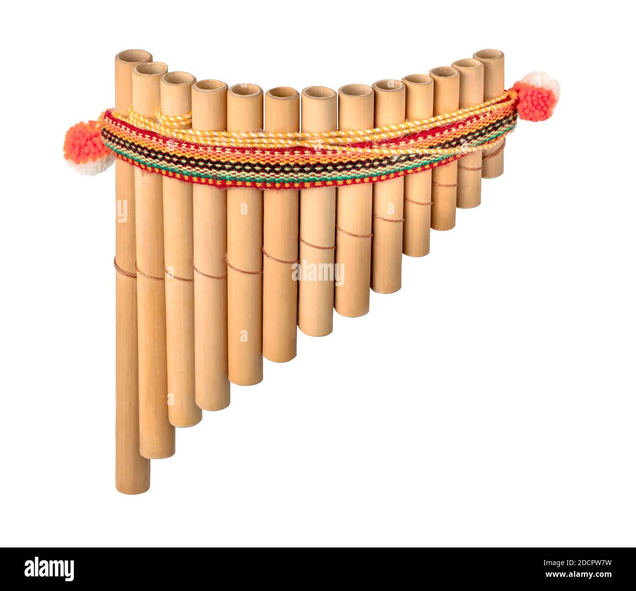 Flauta de cañón múltiple aislada sobre fondo blanco. Instrumento musical  nacional sudamericano Pan flauta. Flauta de instrumentos musicales. Instrumento  musical Fotografía de stock - Alamy